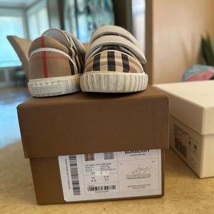 Burberry Walker Size 21 in Good Condition for sale.